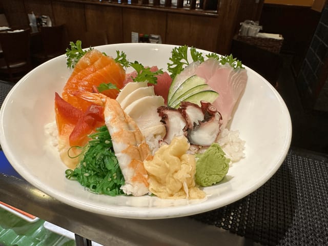 Chirasi - Assort fresh fish on the top of sushi rice.